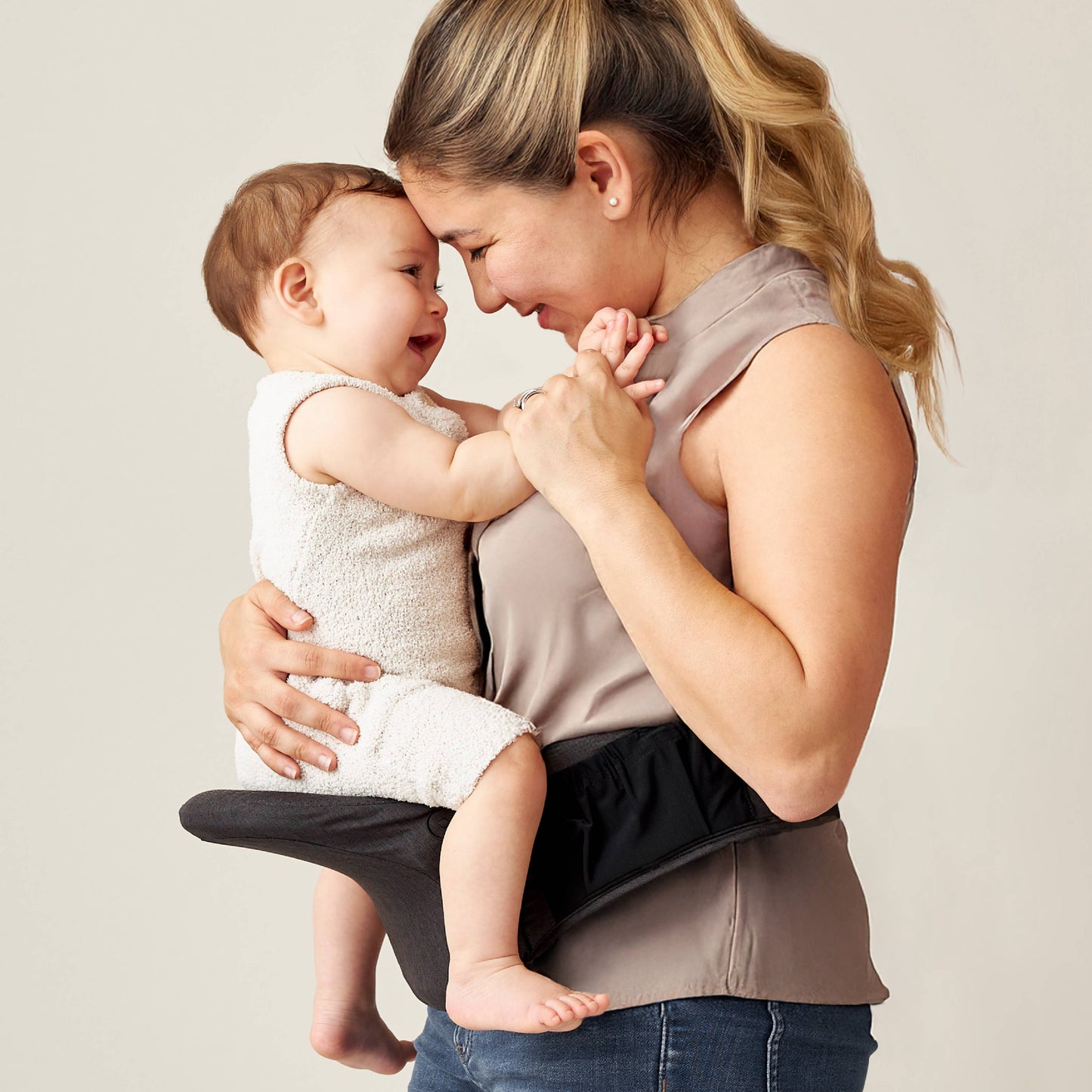 Itzy Hold & Fold™ - Hip Seat Carrier
